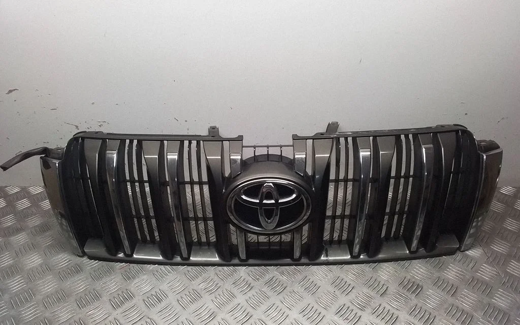Front bumper upper radiator grill 5311460080