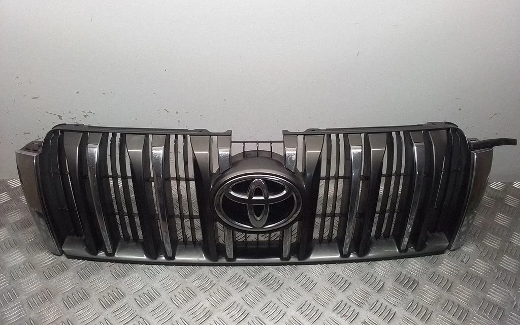 Esistange ülemine radiaatorivõre – Toyota Land Cruiser (J150) (2009-)