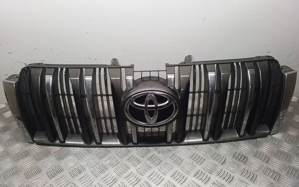 Front bumper upper radiator grill – Toyota Land Cruiser (J150) (2009-)