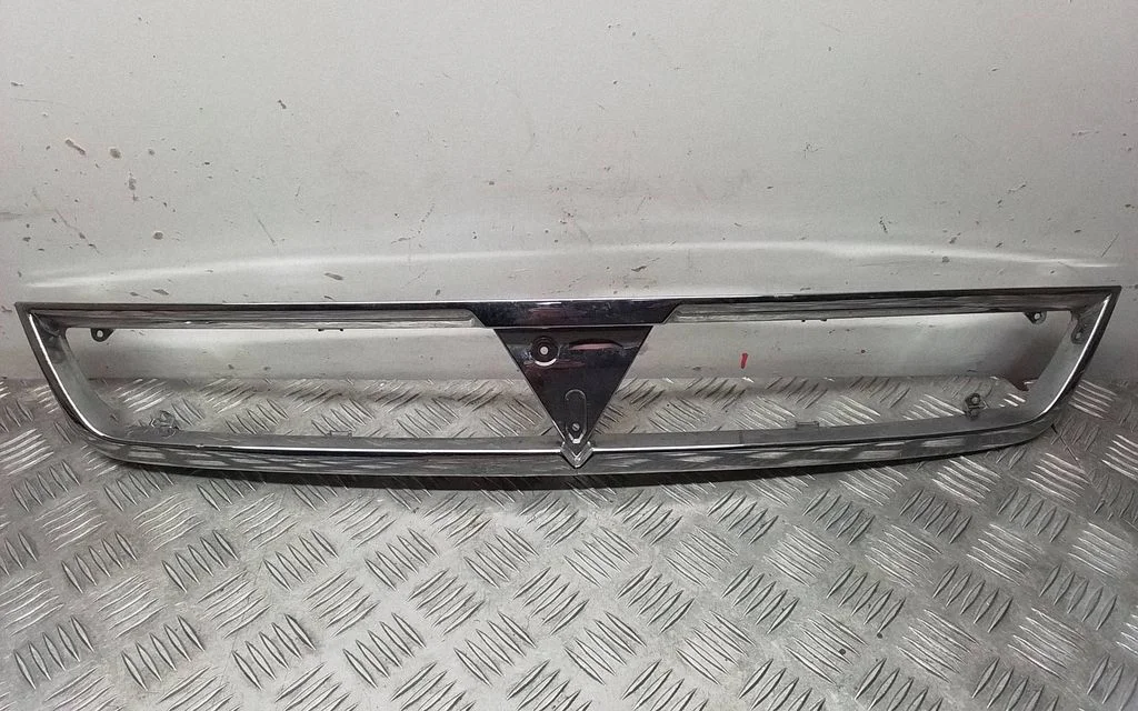 Esistange ülemine radiaatorivõre 7450a09301 – Mitsubishi Lancer Evolution X (2008-2014)