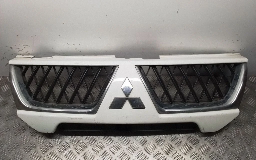 Atrapa górna (grill) – Mitsubishi Pajero Sport I (1996-2008)