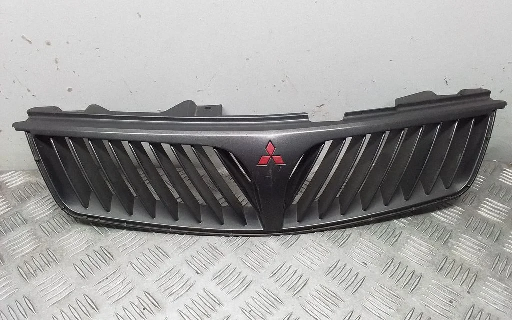 Esistange ülemine radiaatorivõre – Mitsubishi Carisma (1996-1999)