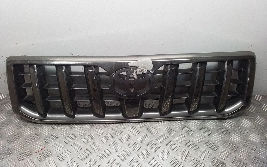 Front bumper upper radiator grill – Toyota Land Cruiser (J120) (2002-2009)
