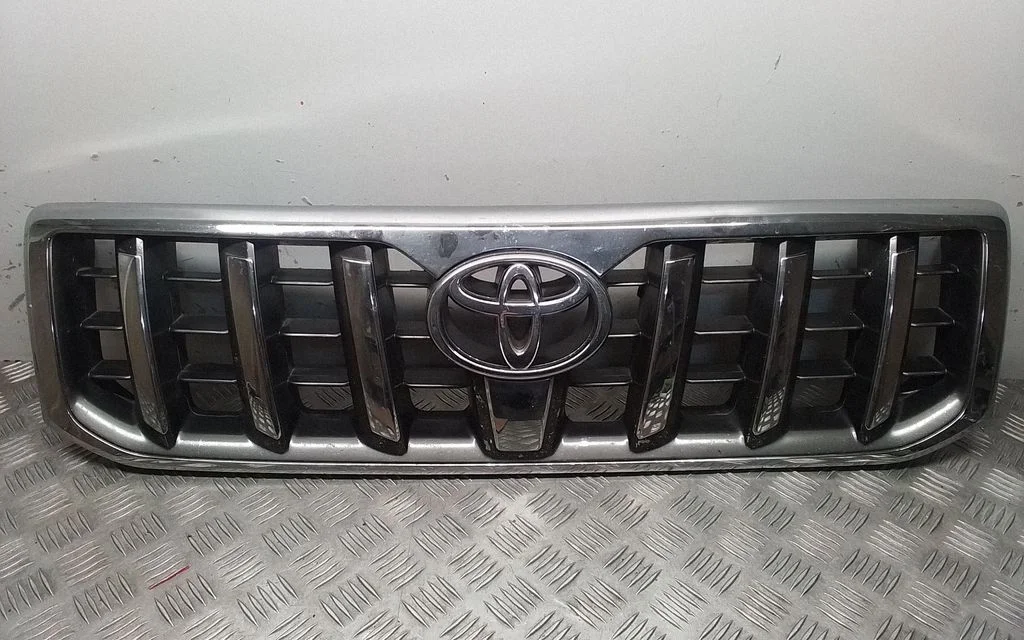 Front bumper upper radiator grill – Toyota Land Cruiser (J120) (2002-2009)