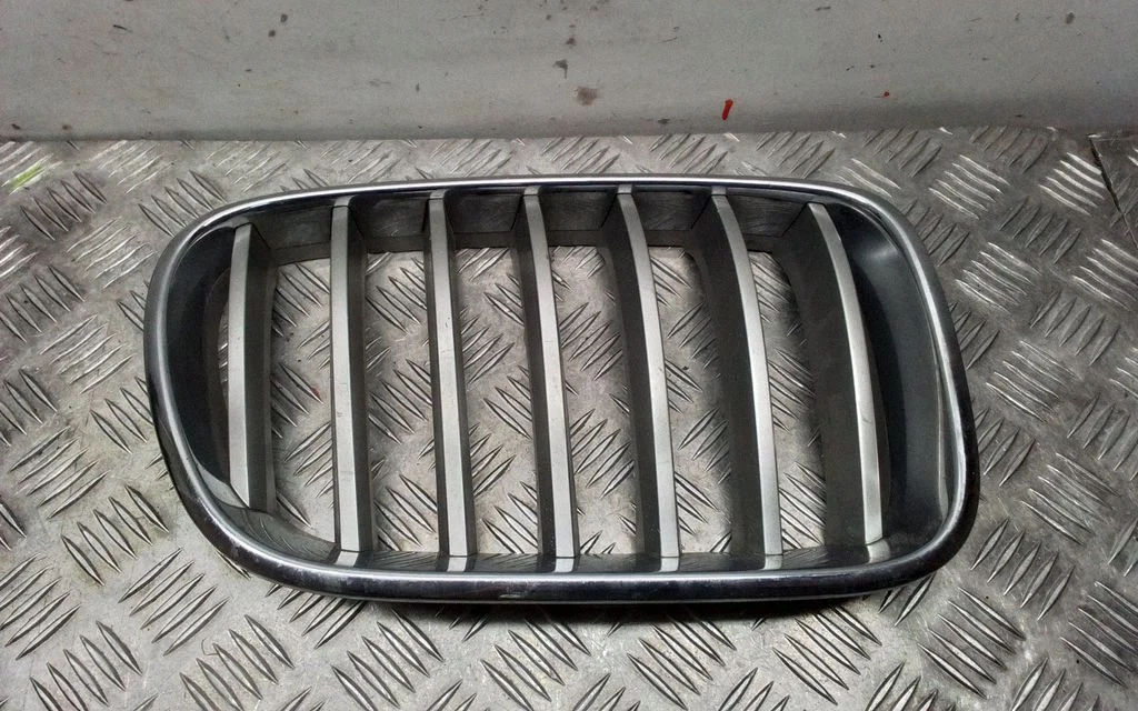 Front bumper upper radiator grill 7210725