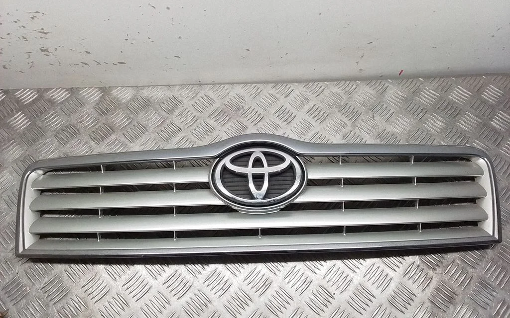 Front bumper upper radiator grill – Toyota Avensis T250 (2003-2006)