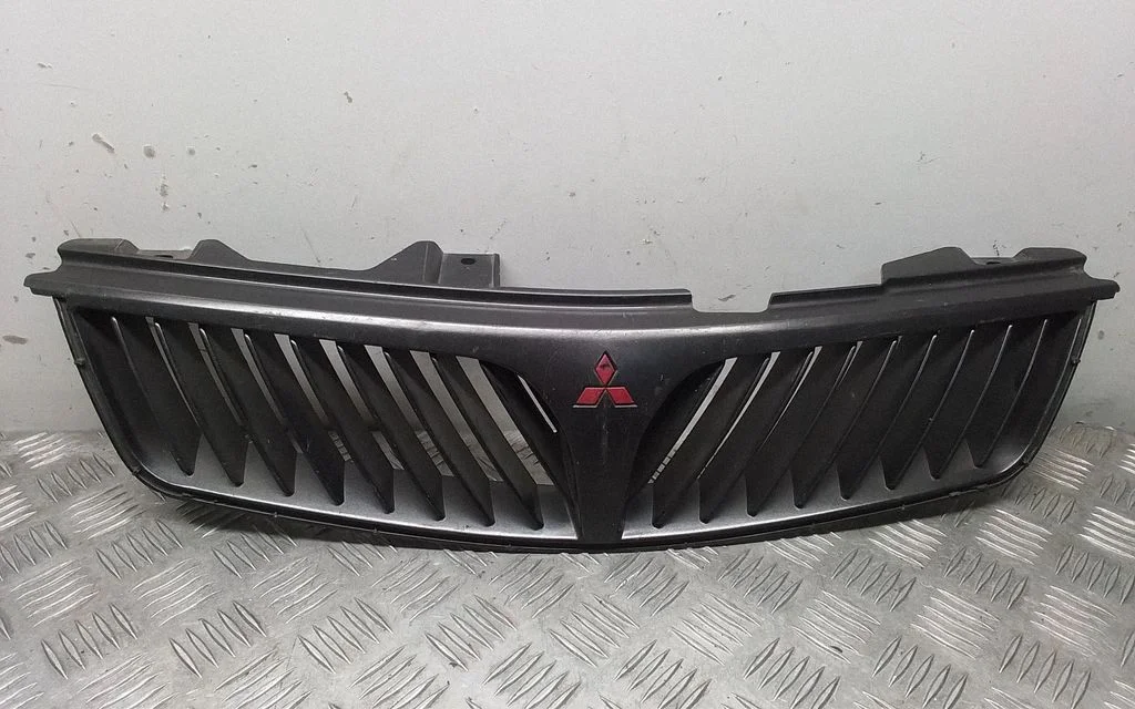 Esistange ülemine radiaatorivõre – Mitsubishi Carisma (1996-1999)