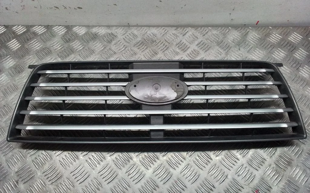 Front bumper upper radiator grill