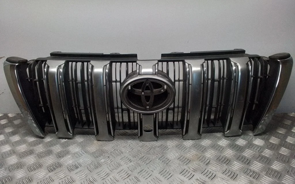 Front bumper upper radiator grill – Toyota Land Cruiser (J150) (2009-)