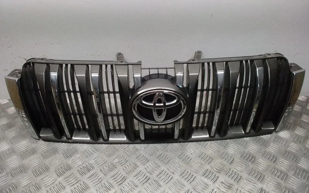 Front bumper upper radiator grill – Toyota Land Cruiser (J150) (2009-)