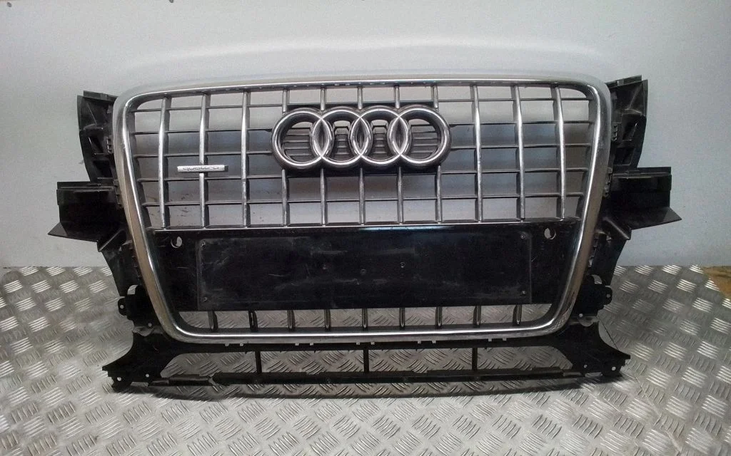 Front bumper upper radiator grill 8R0853651