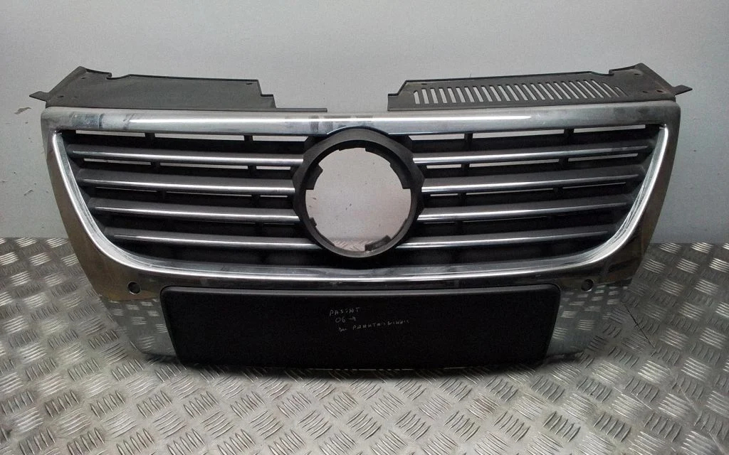 Atrapa górna (grill) 3C0853651D