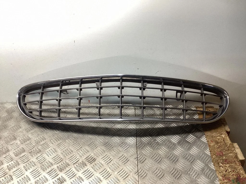 Esistange ülemine radiaatorivõre 04805445AA – Chrysler Sebring (ST-22 - JR) (2000-2007)