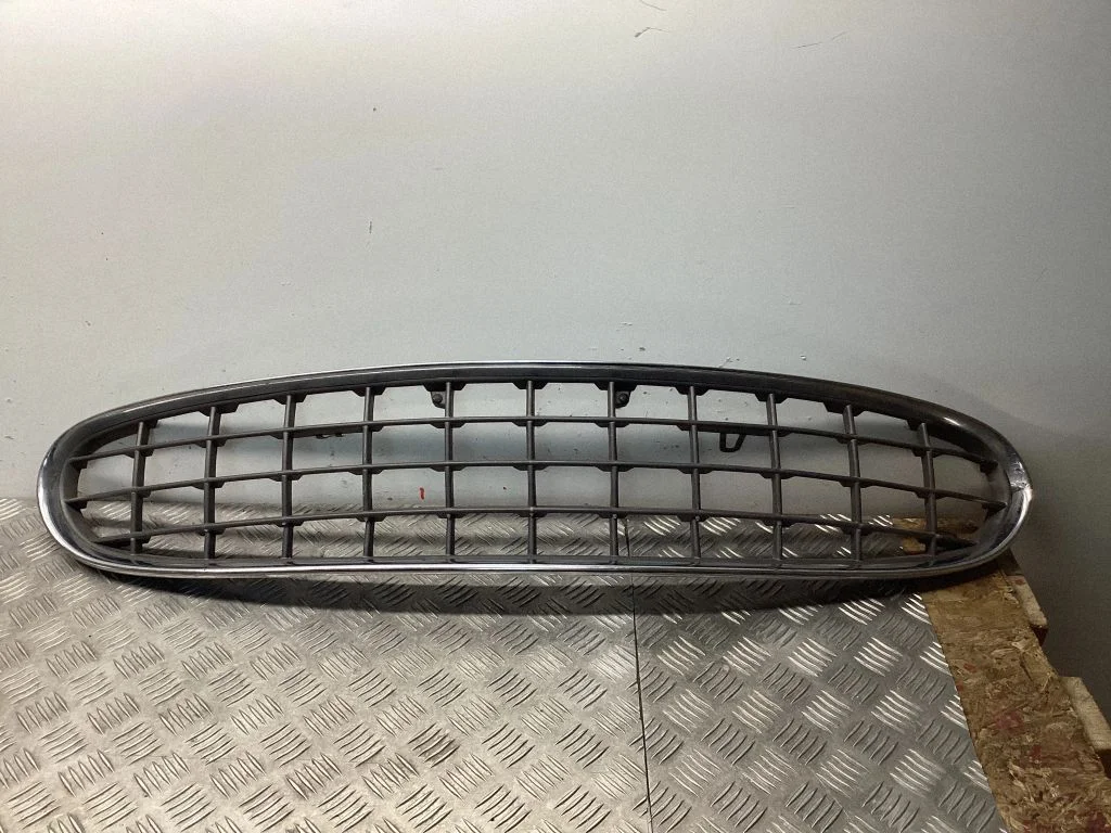 Esistange ülemine radiaatorivõre 04805383AB – Chrysler Sebring (ST-22 - JR) (2000-2007)