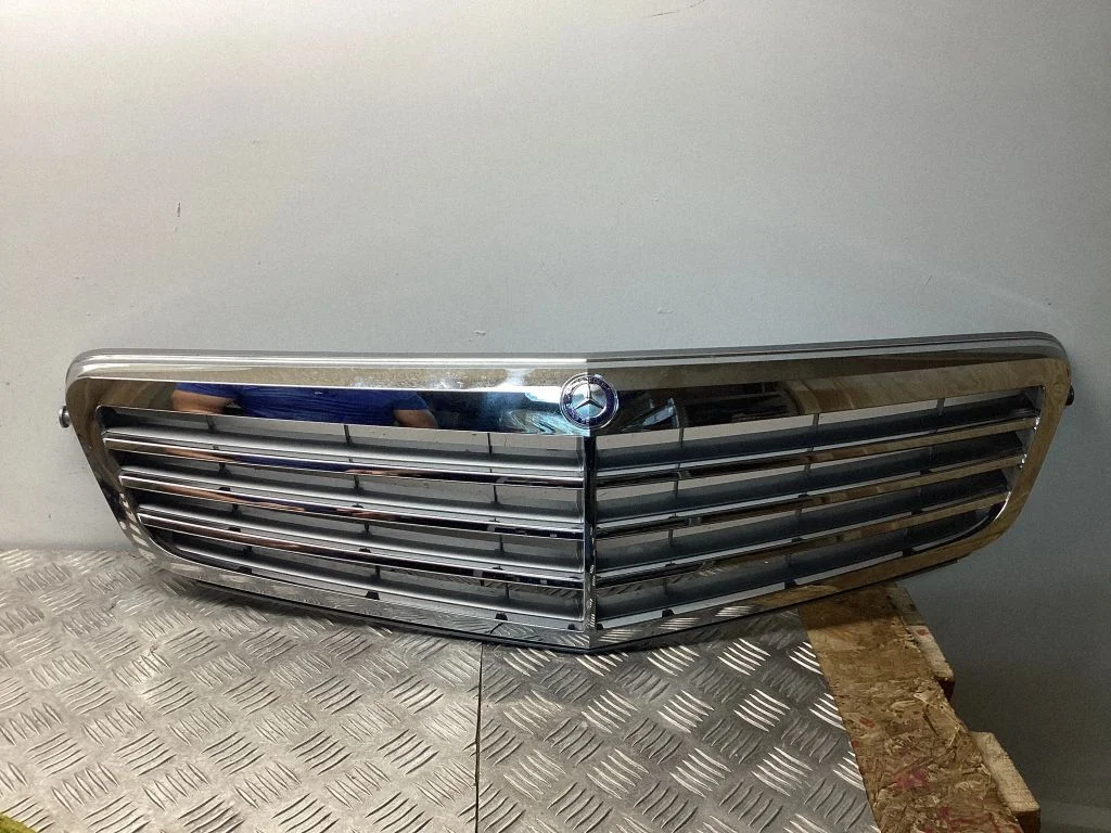Esistange ülemine radiaatorivõre – Mercedes-Benz C-klass AMG W204 (2007-2014)