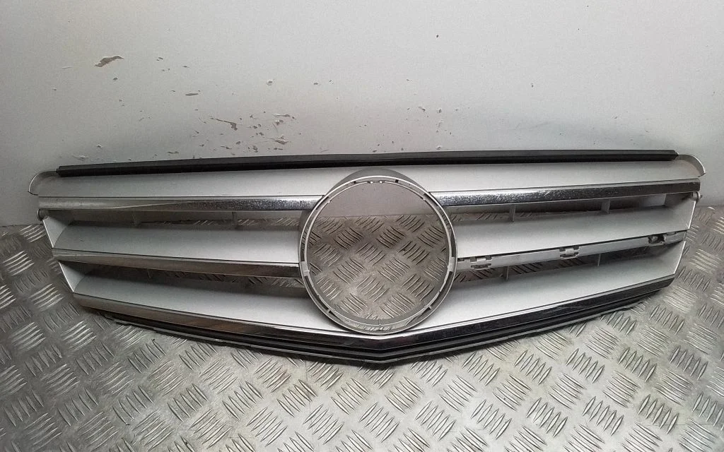 Esistange ülemine radiaatorivõre – Mercedes-Benz C-klass AMG W204 (2007-2014)