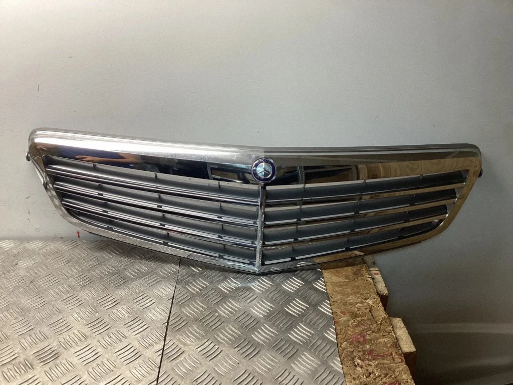 Esistange ülemine radiaatorivõre – Mercedes-Benz C-klass AMG W204 (2007-2014)