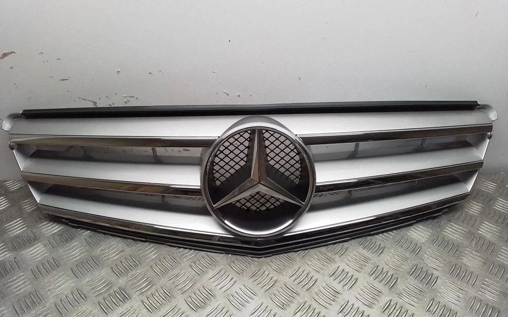 Esistange ülemine radiaatorivõre – Mercedes-Benz C-klass AMG W204 (2007-2014)