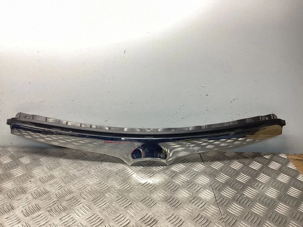 Front bumper upper radiator grill LE4350711