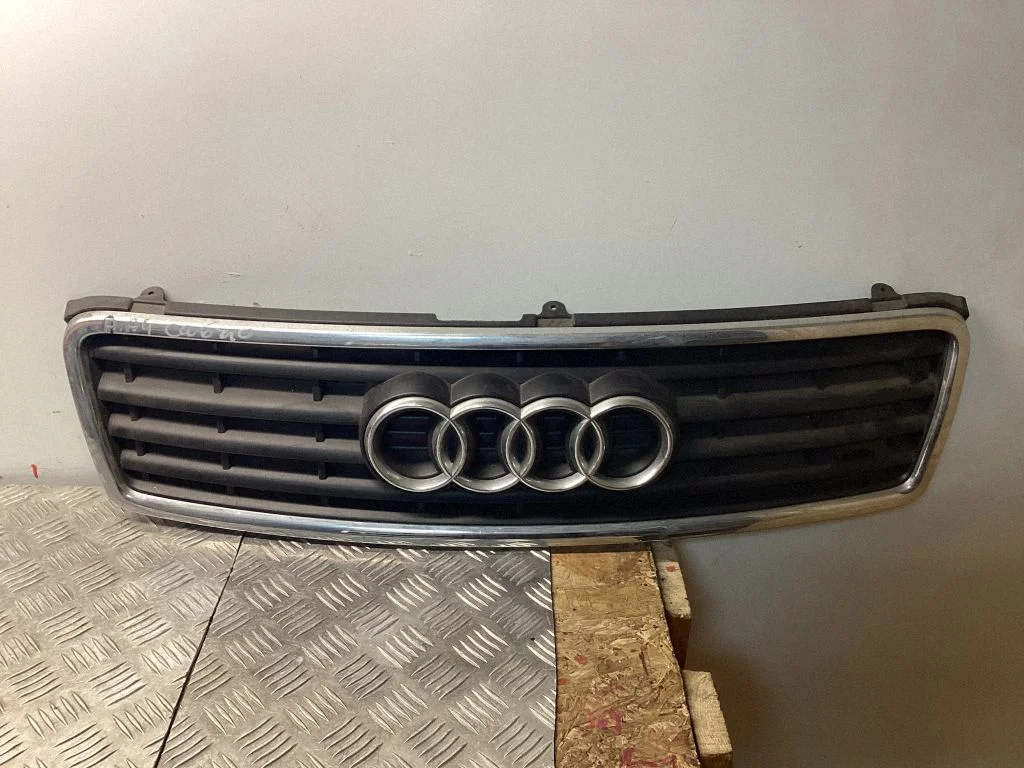 Esistange ülemine radiaatorivõre – Audi A4 S4 B7 8E 8H (2005-2008)