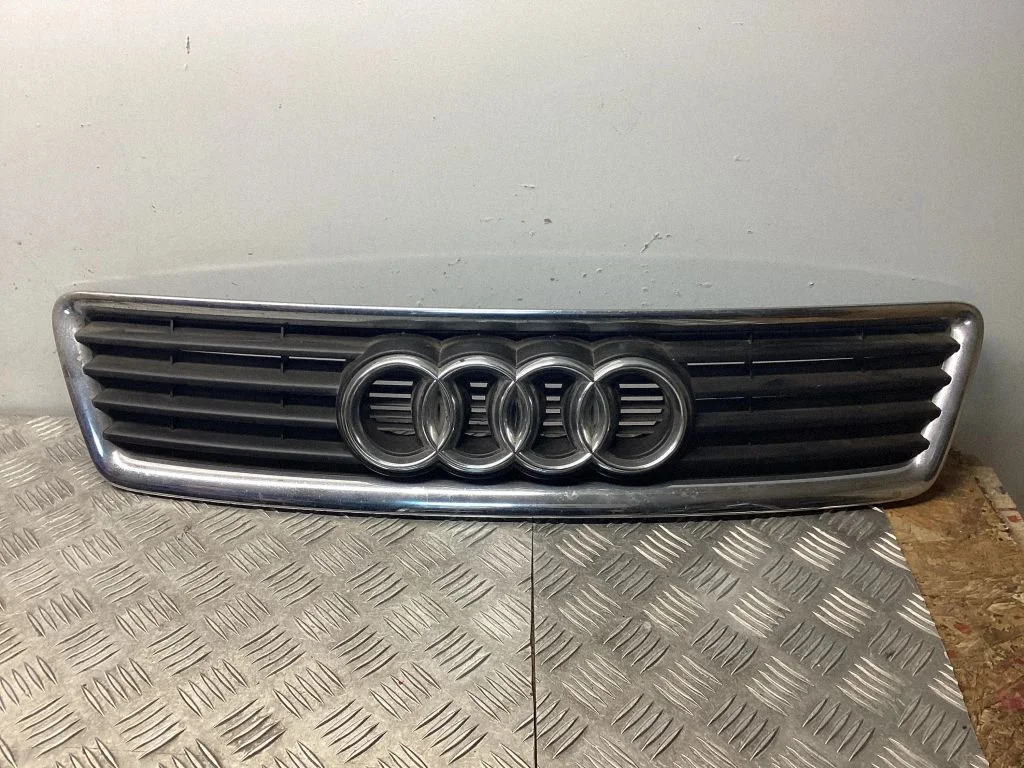 Esistange ülemine radiaatorivõre – Audi A6 Allroad C5 (1999-2005)
