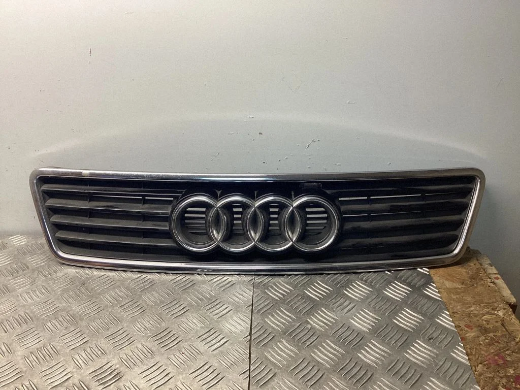 Esistange ülemine radiaatorivõre – Audi A6 Allroad C5 (1999-2005)