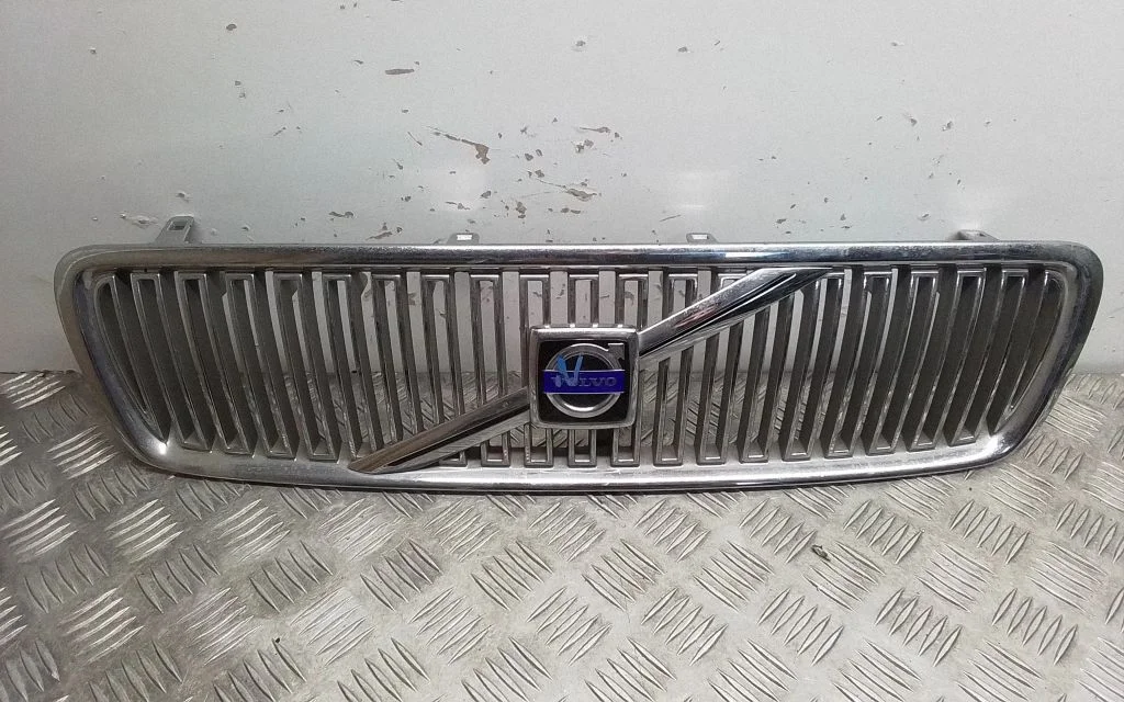 Esistange ülemine radiaatorivõre – Volvo V70 (2000-2004)
