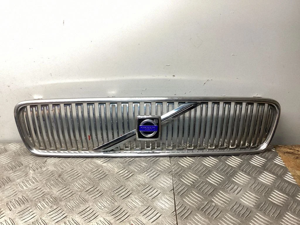 Esistange ülemine radiaatorivõre – Volvo V50 (2004-2007)