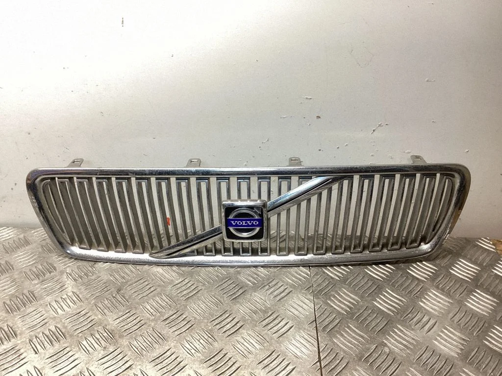 Esistange ülemine radiaatorivõre – Volvo V70 (2000-2004)