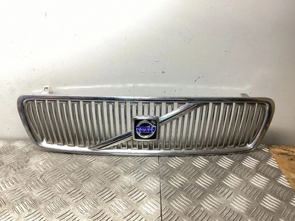 Esistange ülemine radiaatorivõre – Volvo V70 (2000-2004)