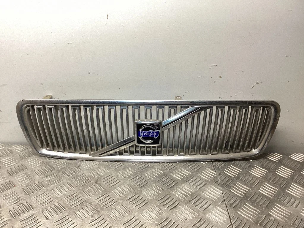 Esistange ülemine radiaatorivõre – Volvo V70 (2000-2004)