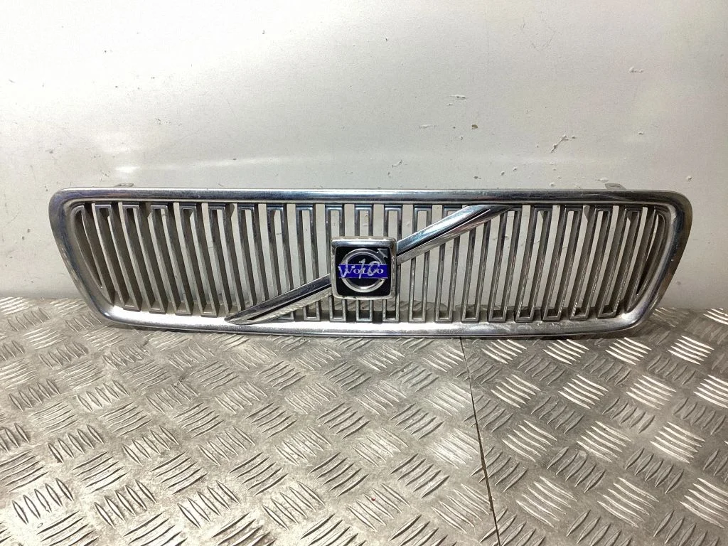 Esistange ülemine radiaatorivõre – Volvo V70 (2000-2004)