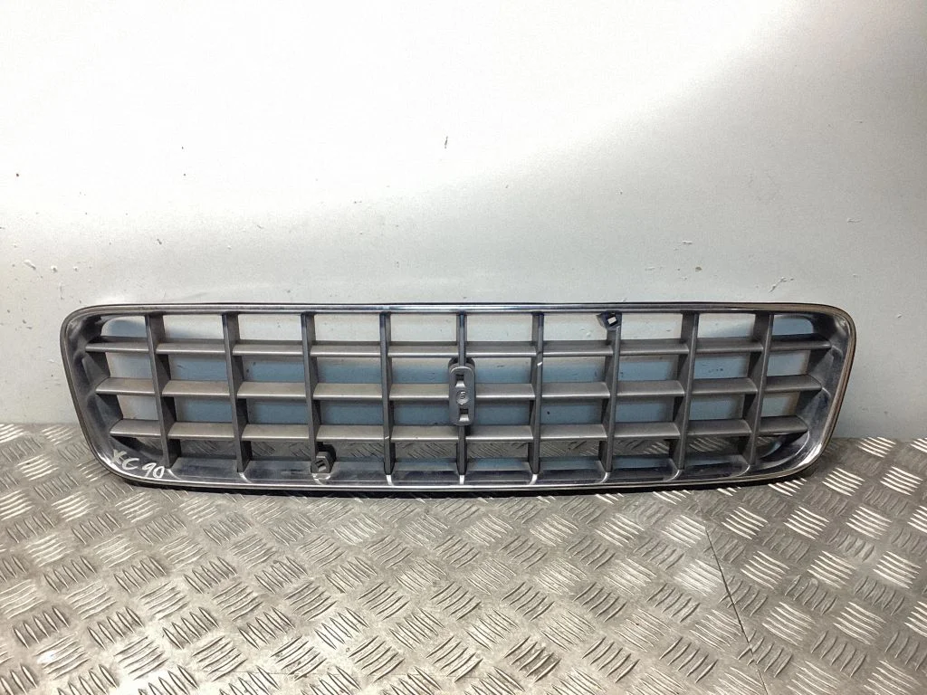Esistange ülemine radiaatorivõre – Volvo XC90 (2003-2006)