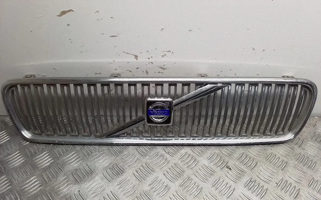 Esistange ülemine radiaatorivõre – Volvo V50 (2004-2007)