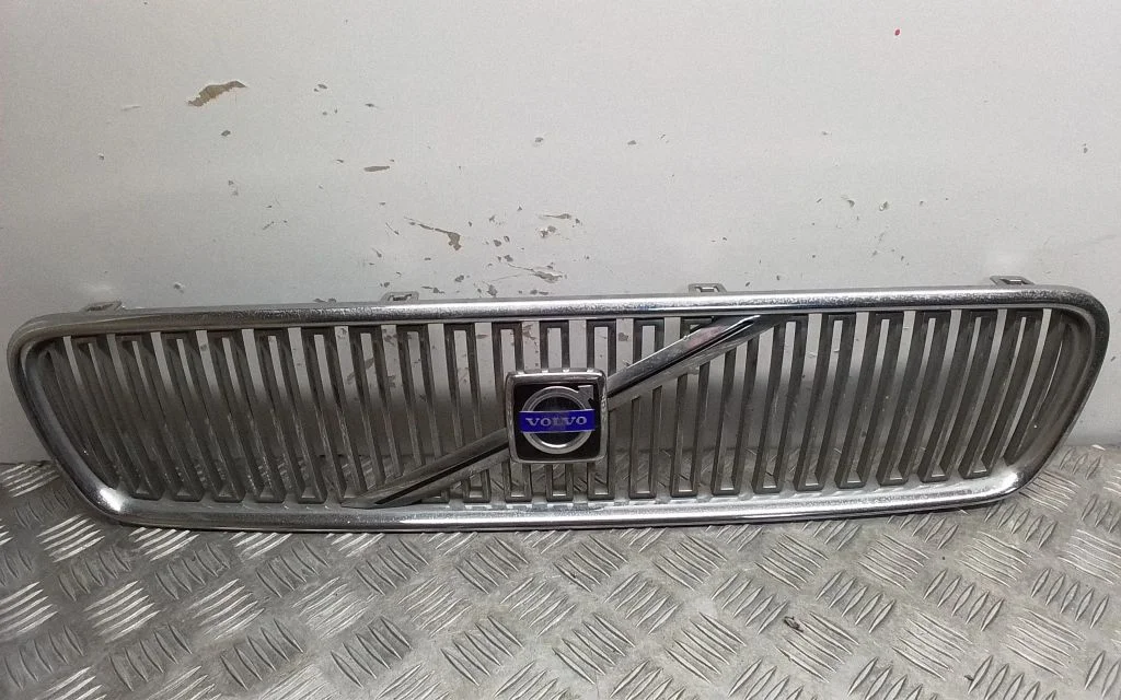Esistange ülemine radiaatorivõre – Volvo V50 (2004-2007)