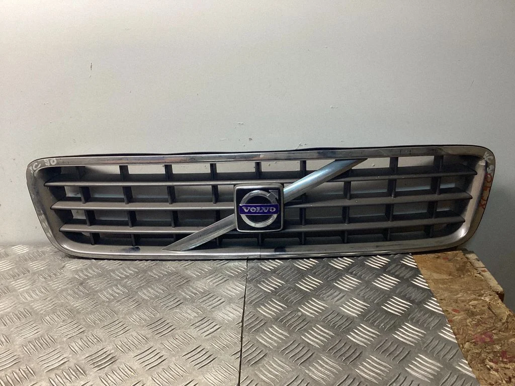 Esistange ülemine radiaatorivõre – Volvo XC90 (2007-2014)