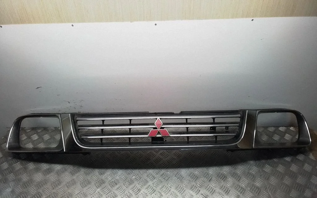 Esistange ülemine radiaatorivõre – Mitsubishi L200 (1996-2006)