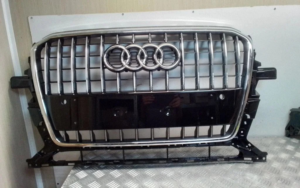 Esistange ülemine radiaatorivõre – Audi Q5 SQ5 8R (2008-2017)