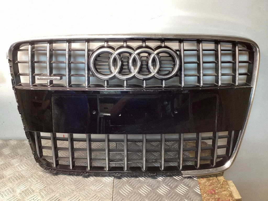 Esistange ülemine radiaatorivõre – Audi Q7 4L (2005-2015)