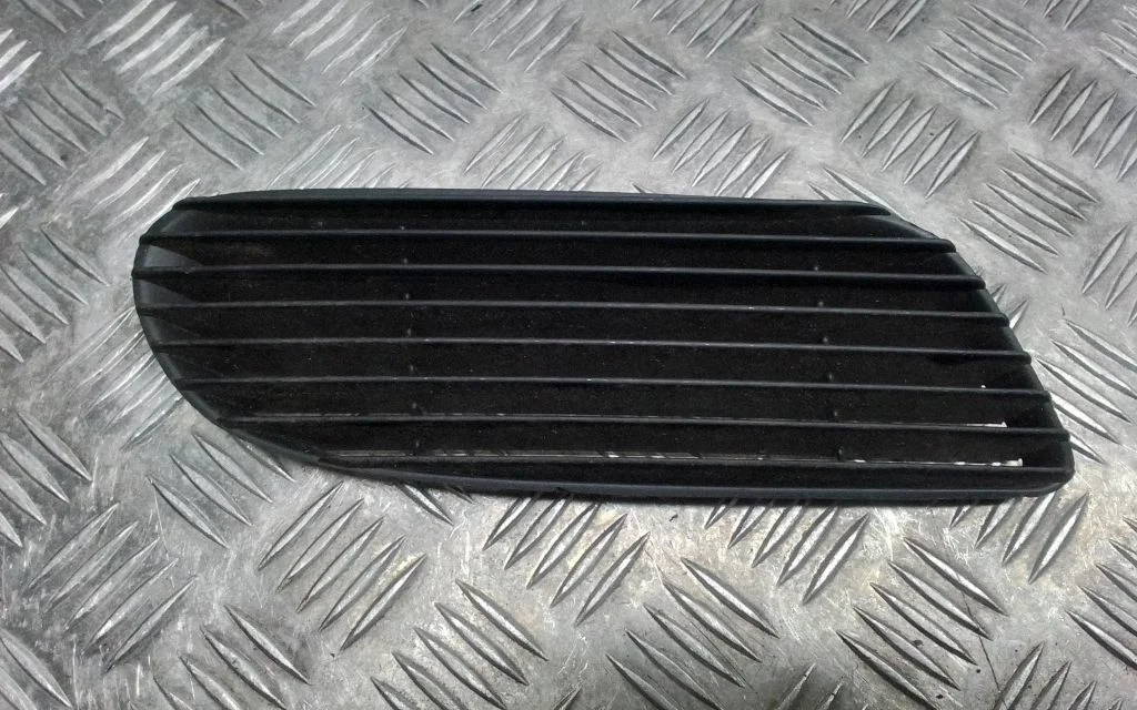 Esistange ülemine radiaatorivõre – Mitsubishi Carisma (1996-1999)