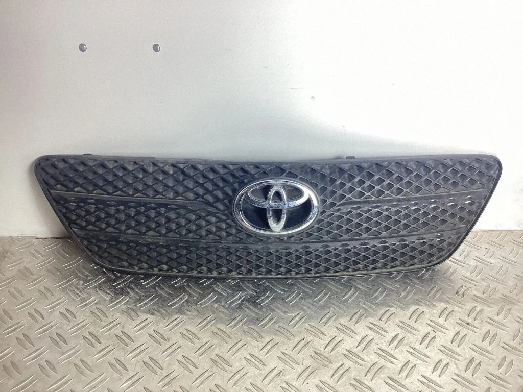 Esistange ülemine radiaatorivõre – Toyota Matrix (E130) (2001-2008)