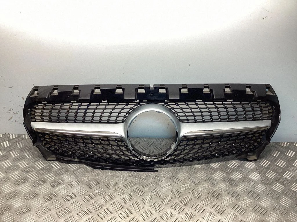 Esistange ülemine radiaatorivõre – Mercedes-Benz CLA-klass C117 X117 W117 (2013-2019)