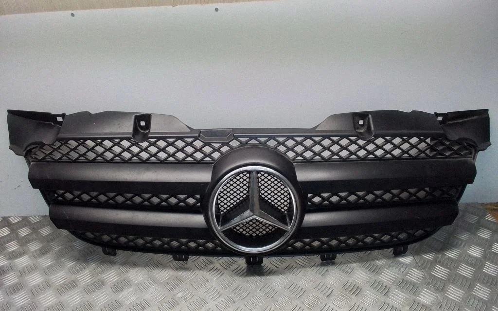 Esistange ülemine radiaatorivõre – Mercedes-Benz Sprinter W906 (2006-2018)