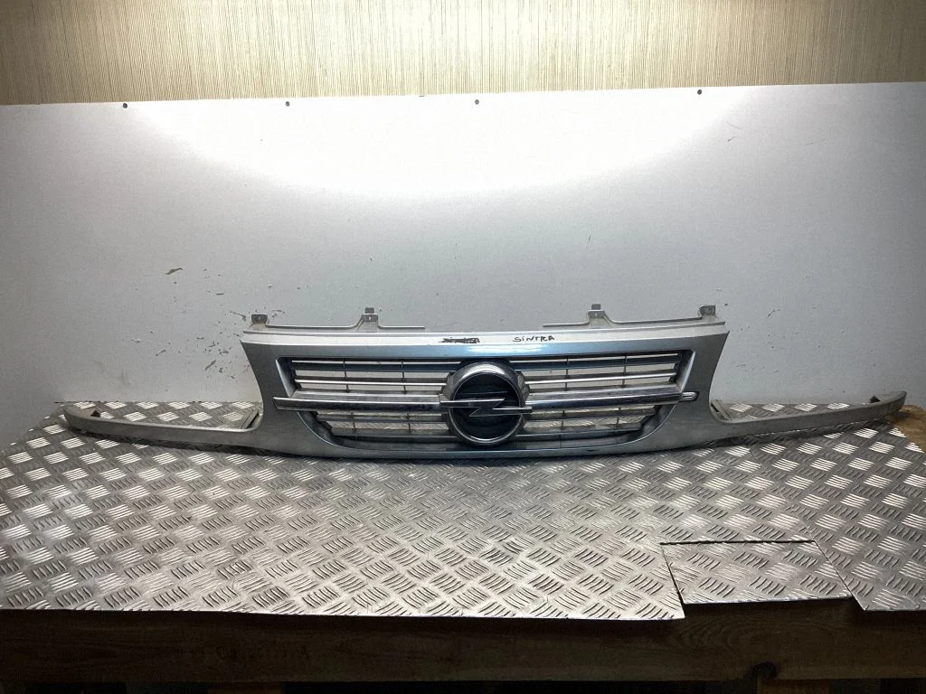 Front bumper upper radiator grill 91161390