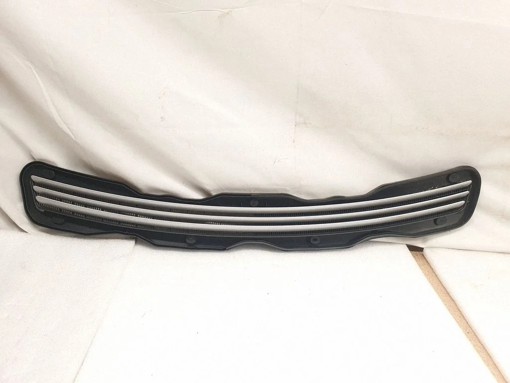 Esistange ülemine radiaatorivõre – Mercedes-Benz E-klass W210 (1995-2002)