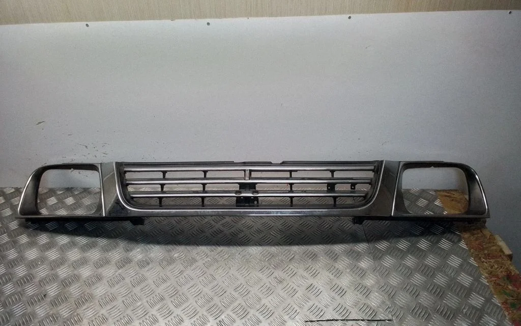 Esistange ülemine radiaatorivõre – Mitsubishi L200 (1996-2006)