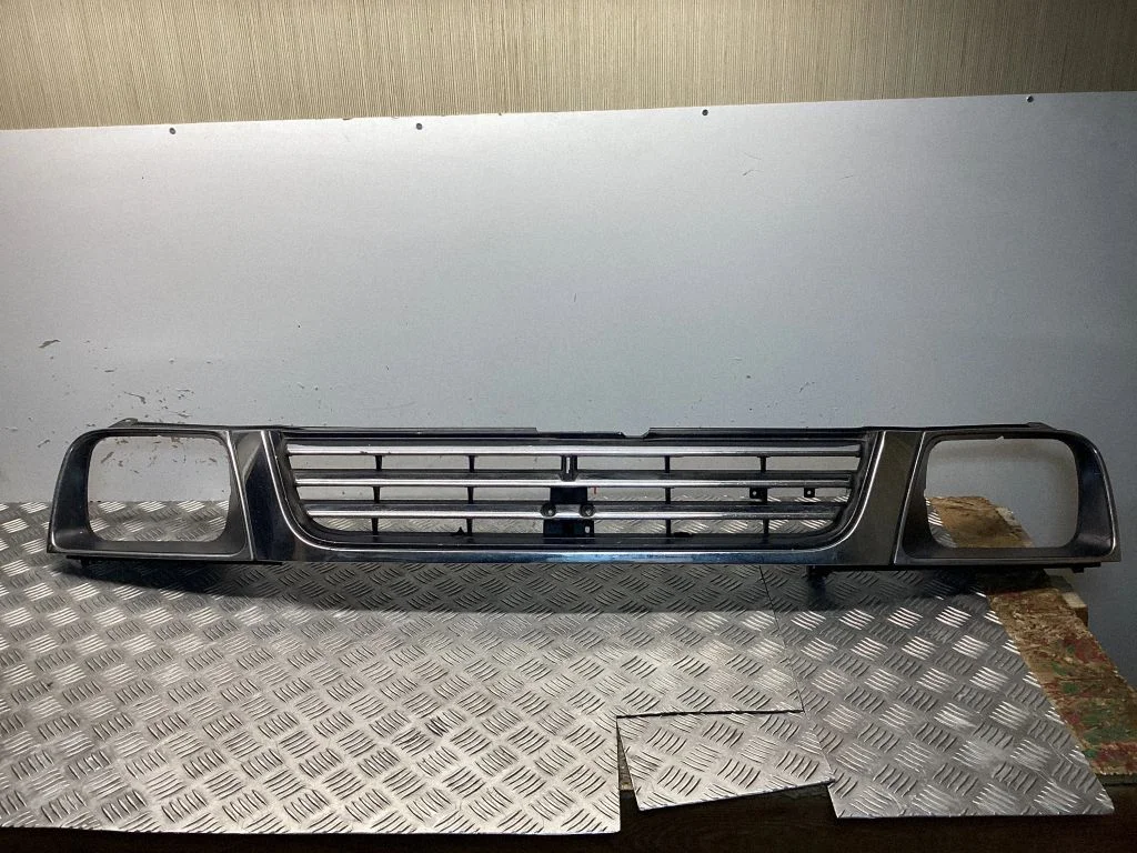 Esistange ülemine radiaatorivõre – Mitsubishi L200 (1996-2006)