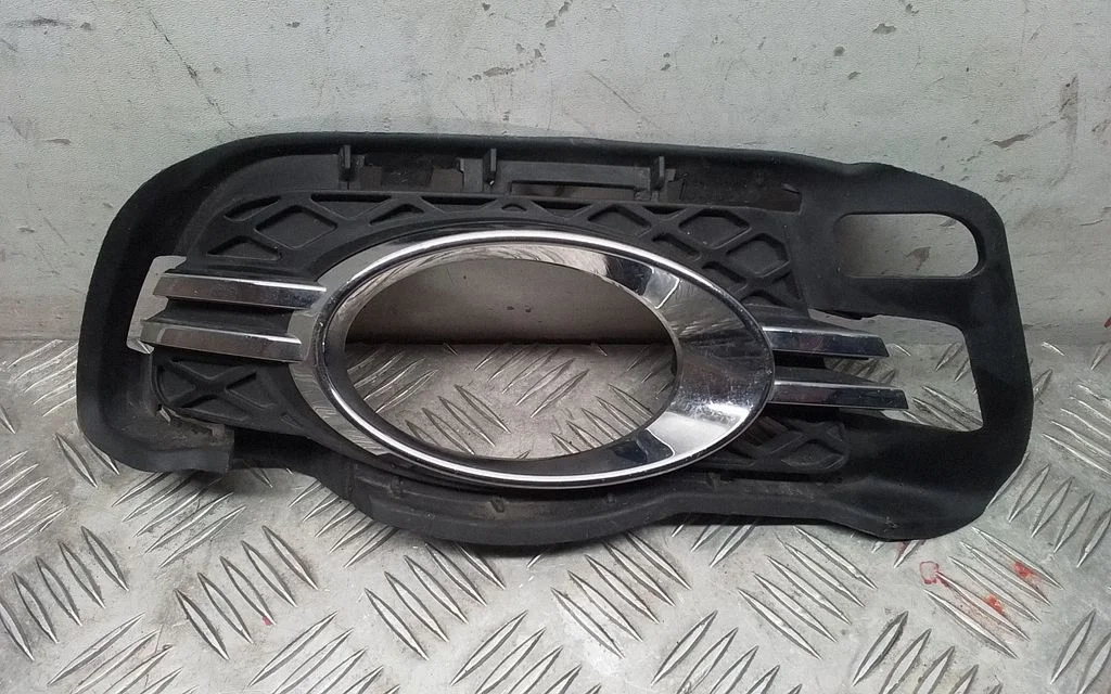Front fog light trim/grill A2048852523