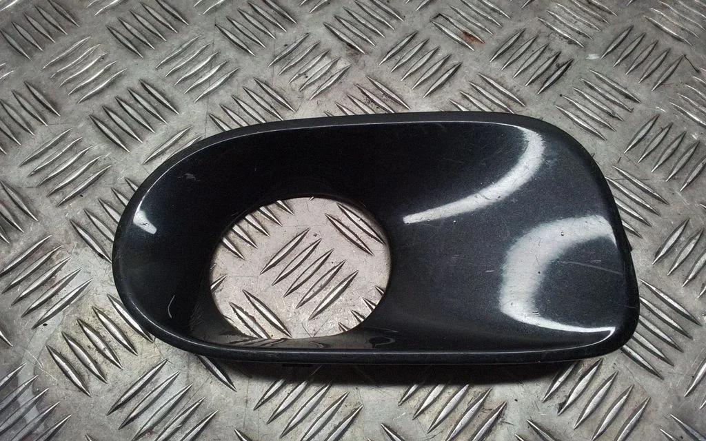 Kratka / ramka halogenu – prawa