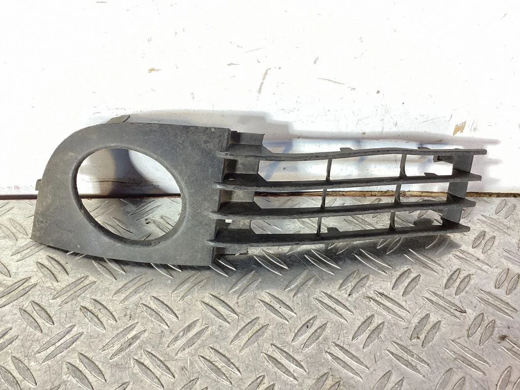 Kratka / ramka halogenu 4B0807681T